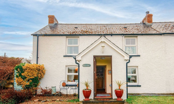 Goodwick House | BWTHYN GYNON, pet friendly, character holiday cottage in Goodwick