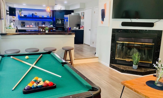 Shirley House | By NYC & Hamptons! Private Hot Tub, Pool Table - AMENITIES!