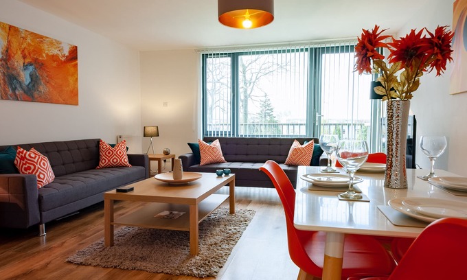 Paisley Apartment | ByEvo 5 Brabloch - Modern Apartment close to Paisley and GLA