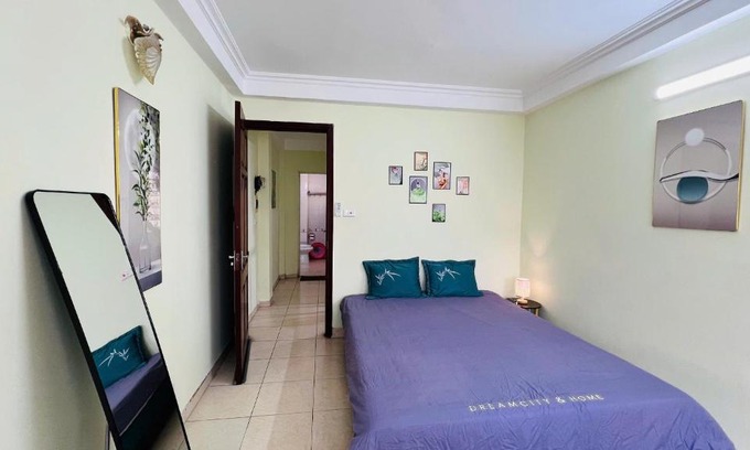 Dong Da House | Căn phòng nhiều ánh sáng và bàn làm việc lớn