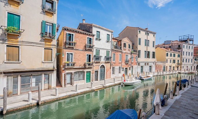 Dorsoduro Apartment | Ca' Canaletto Canal View