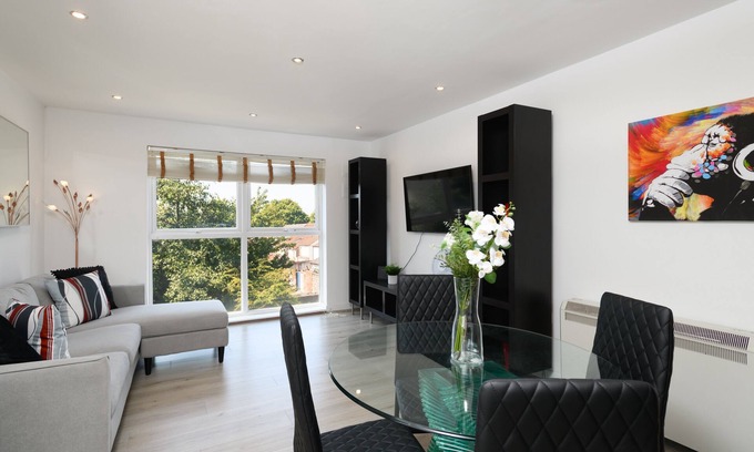 Gabalfa Apartment | CA.PHN - Modern 2 bedroom flat with parking in Cardiff
