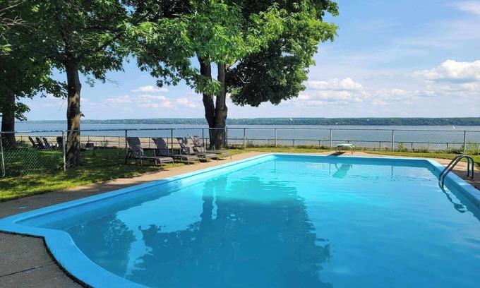 Saint-Laurent-de-l'ile d'Orleans House | Le temps d'une Îles- View of the river (305446)