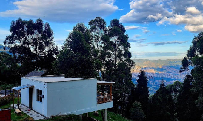 Medellin Cottage | Cabaña en la Montaña con Vista a la Ciudad Desde el Jacuzzi