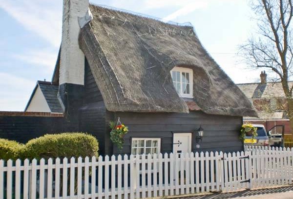 Walton on the Naze Cottage | Cabin ∙ 1 bedroom ∙ 3 guests