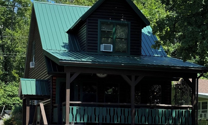 North Bay Cabin | Cabin 1 Waterfront - Three Pines Lodging & Marina