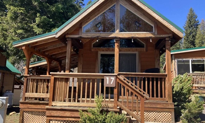 Ashland House | Cabin #17 at Hyatt Lake Resort