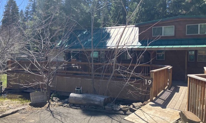 Ashland House | Cabin #19 at Hyatt Lake Resort