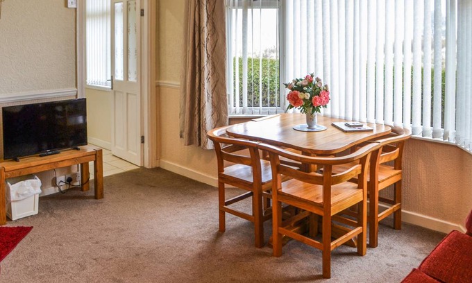 Bamburgh Cottage | Cabin ∙ 2 bedrooms ∙ 5 guests