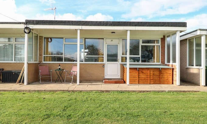 Mundesley Cottage | Cabin ∙ 2 bedrooms ∙ 4 guests