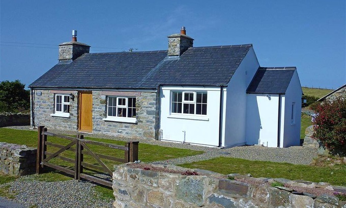 Trefasser Cottage | Cabin ∙ 2 bedrooms ∙ 4 guests