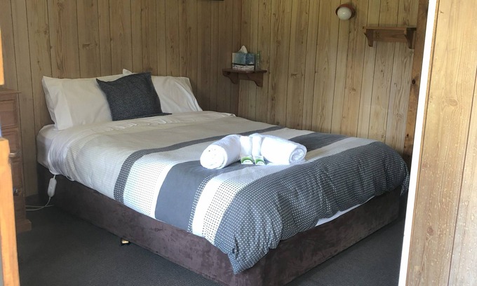 O'connell Cabin | Cabin 3 - 2 rooms with ensuite & sleeps 6 people. Guests can access amenities