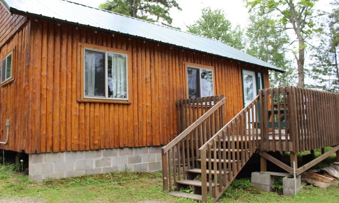 Deer River Cabin | Cabin 7 - Cozy classic cabin on the lake shore with private deck