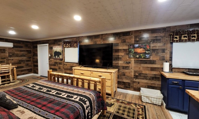 Rocky Grove Cabin | Cabin Apt 20min to Gatlinburg across from Ntl Park GameRoom+FirePit+Pet Friendly