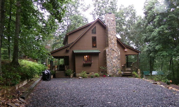 Laurel Springs Cabin | Cabin Fireplace Mountains Game Room Jefferson, NC
