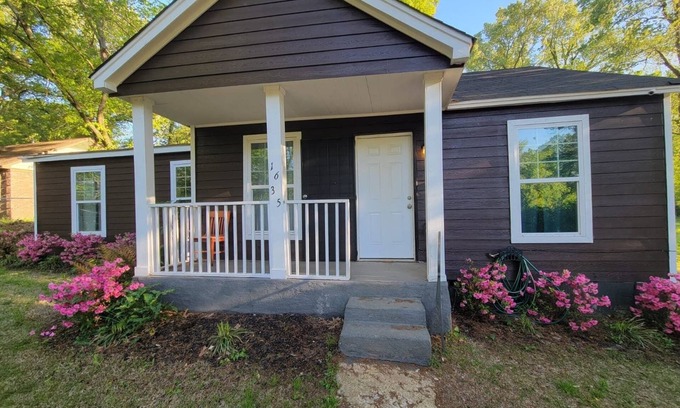 Frayser House | Cabin like over an acre of grounds lots of parking