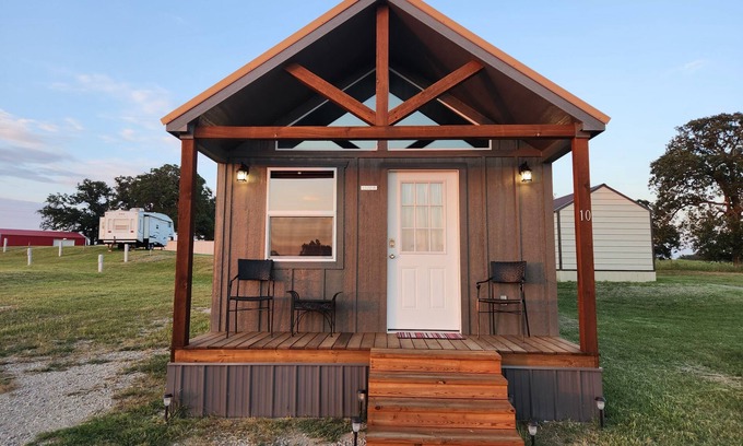 Payne County Cabin | Cabin of Western Skies: loft, Wi-Fi , and tiny home living-close to OSU