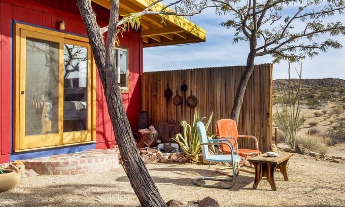 Joshua Tree Cabin | 🌵Cabin Under the Stars - Hot Tub, BBQ and Firepit🌵