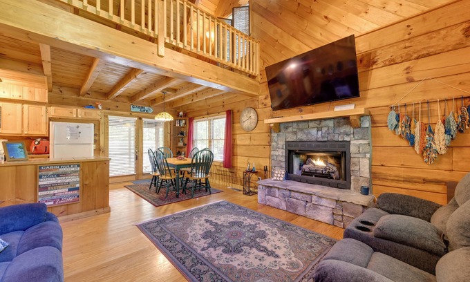 Hartford Cabin | Cabin w/Hot Tub + Fishing Pond in Del Rio!