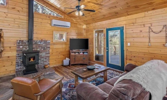 Eureka Springs Cabin | Cabin w/Hot Tub WIFI 50" TV Wood Stove & Jacuzzi
