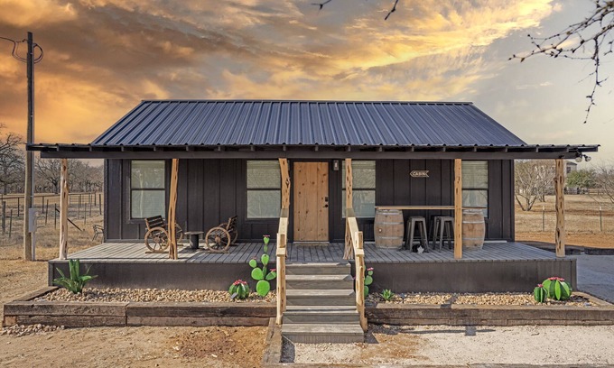 Fredericksburg Cabin | Cabin w/hot tub and fire pit close to town & wine