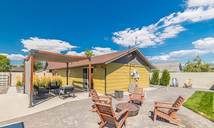 Fruita House | Cactus I - Covered Patio w/ BBQ & Firepit!