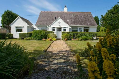 Trearddur Bay House | CAE GRUGOG COTTAGE-3 Bed-Sleeps 6-Ground Floor Bathroom