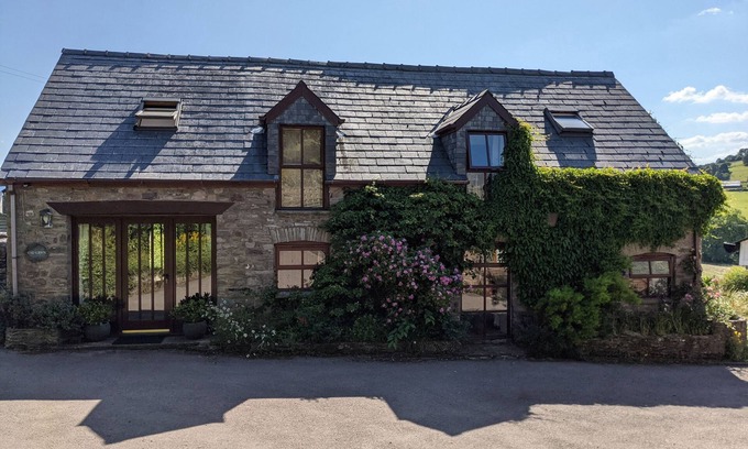 Battle House | CAECRWN, pet friendly, luxury holiday cottage, with hot tub in Brecon