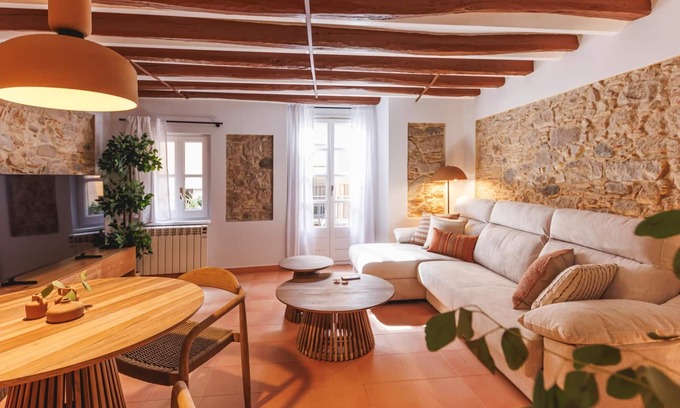 Barri Vell Apartment | Calderers Cavall - Holiday Apartment Rental Girona | Bravissimo