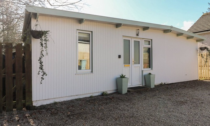 Lanark Cottage | CALDWELL COTTAGE, pet friendly, with a garden in Lanark