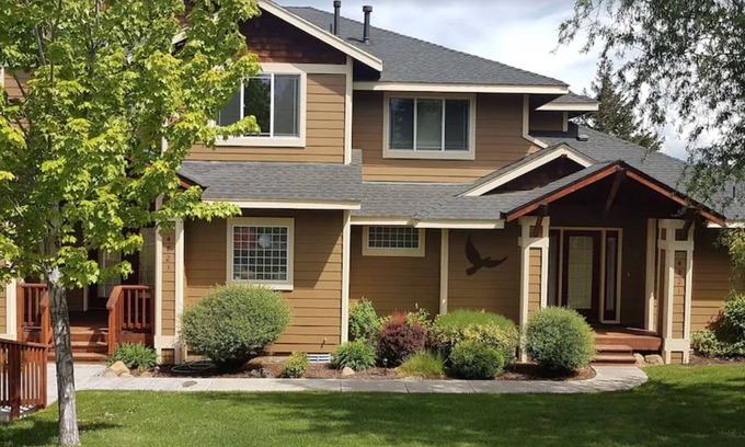 Klamath Falls House | Calm, Class & Comfort at the Running Y Ranch Resort