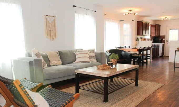 Central East Austin House | 🌱Calming Space | Trendy East ATX | Walk to Coffee