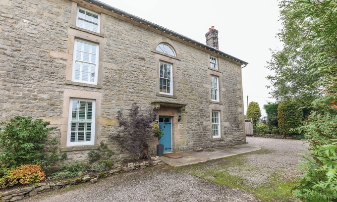 Cauldon Low House | Calton Moor House is a beautiful four-bedroom detached holiday home in the heart of the Peak District, offering space, comfort and stunning gardens to relax in after a day of exploring the countryside.