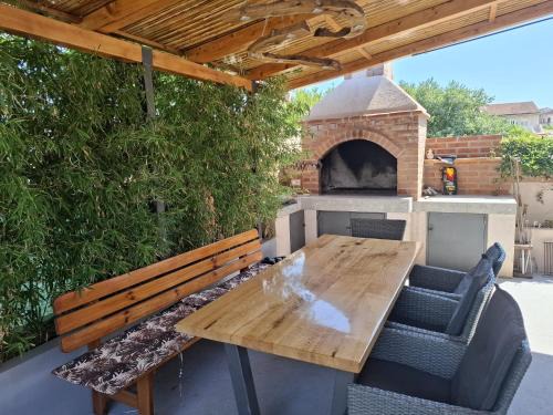 Supetar Apartment | Calypso - newly equiped, with separate entrance and parking