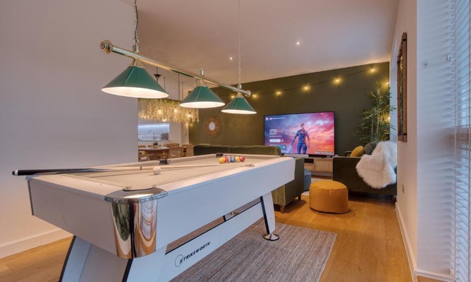 Trumpington Villa | Cambridge - hot tub, sauna, parking, pool table