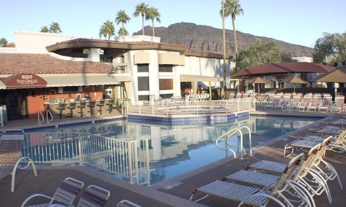 Arcadia Condo | Camelback Resort Elegant 2BR Condo with Swimming Pool Bar