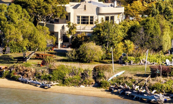 Richmond House | Camelot Island Retreat/4-bedroom house at peaceful Best Island waterfront.