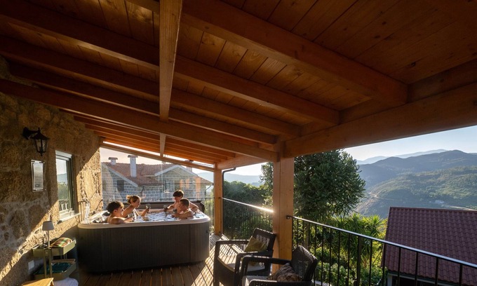 Lindoso House | Caminho Gerês | Heritage Eco-Cottage - jacuzzi