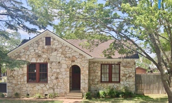 Fredericksburg House | Camp FRED-slps 8, HOT TUB, Fire pit, 5 blocks to city center. Camp Fun!