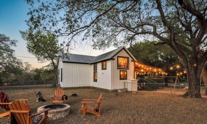 Smithwick House | Camp Hickory - Pet friendly Farmhouse with Hot tub
