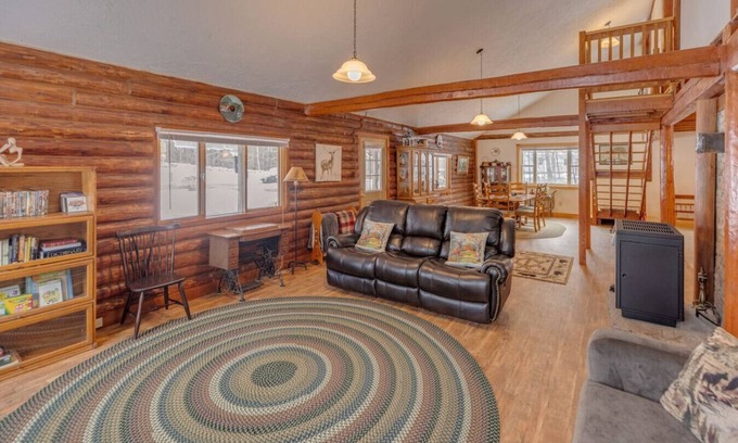 Campton House | Campton Log Cabin- Close to it all!
