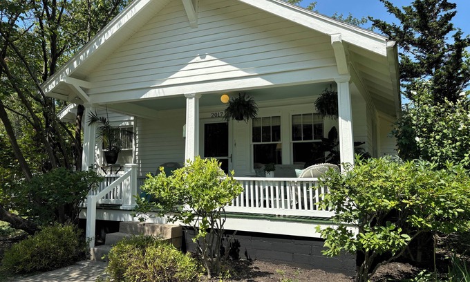 Bloomington Cottage | Campus Cottage 3 blocks to IU