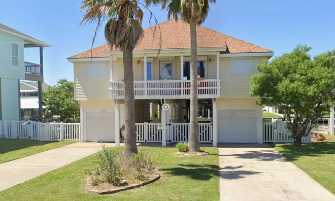 Galveston House | Canal-Front Fishing & Beach Home -Large Kitchen and Outdoor Spaces - Sleeps 10+