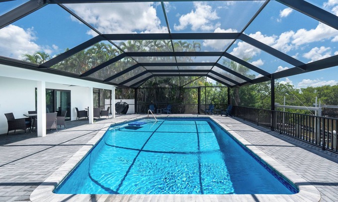 South Island House | 🏖️Canal Front with Private Dock | Massive Private Pool | Sea Grapes🏖️