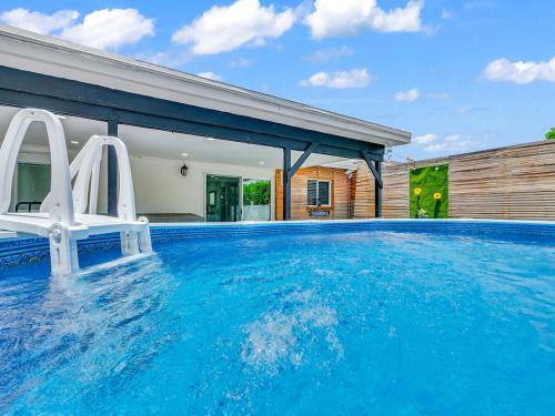 Kendale Lakes Apartment | Canal-Side Townhouse with Pool & Firepit