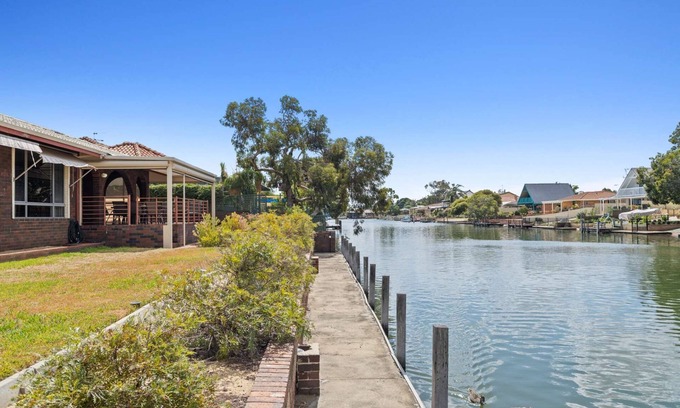 South Yunderup House | Canal Tranquillity - 3BR Riverside Home