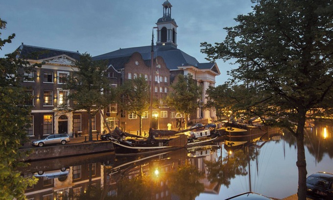 Schiedam Apartment | Canal-view Studio Sleeps 2 - Pets welcome - WiFi