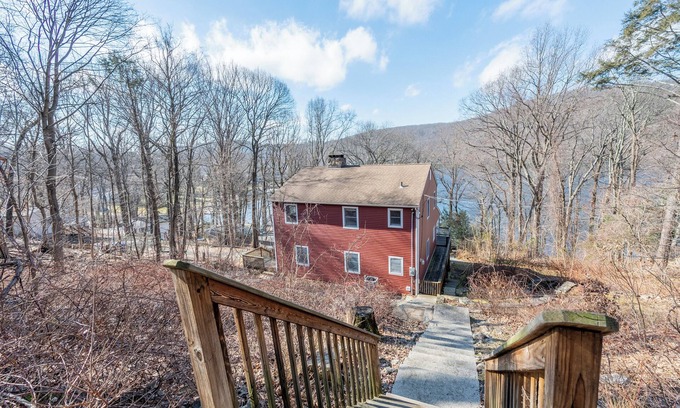 Danbury House | Candlewood Lake Getaway