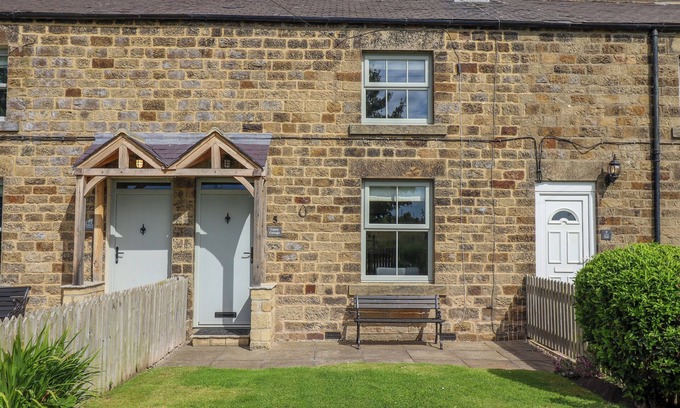Belford Cottage | CANNY COTTAGE, pet friendly, with open fire in Belford
