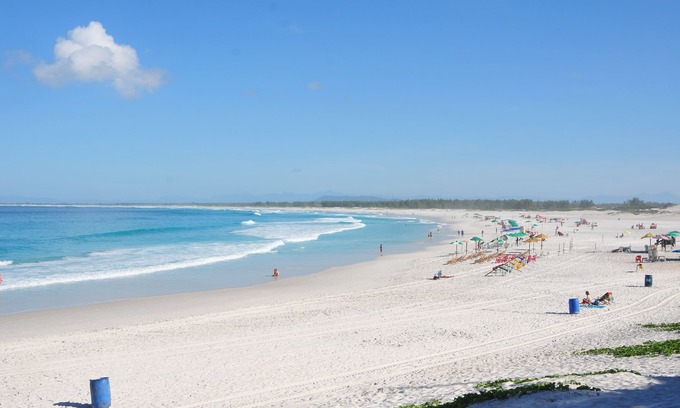 Centro Apartment | CANTO DA ARVORE 01, THREE MIN, WALK TO PRAIA GRANDE, FLAT AREA, GREAT WIFI,